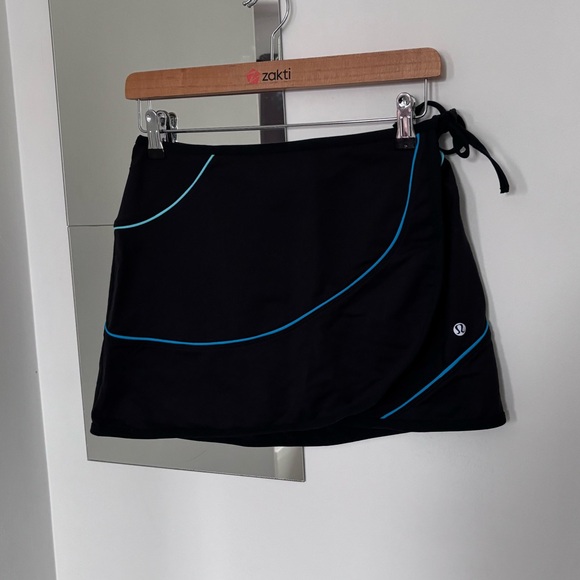 lululemon athletica Dresses & Skirts - Lululemon Wrap Skirt in Black W/ Blue Accents